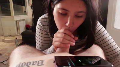 Jeg erter stesøsteren min mens hun ser på Disney [Cum]